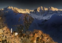 "Abend in Soglio, mit Sciora-Gruppe, Bergell" von Joe Amberg auf art24