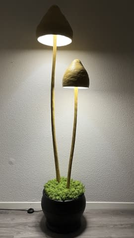 Image 1 de l'œuvre "Shroom Lamp" par jkbmlck sur art24