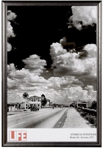 Bild 1 des Kunstwerks "Tauchen Sie ein in die Ära der 1950er Jahre Amerikas. Das Poster der Schwarz-Weiß-Fotografie von Andreas Feininger aus dem Life Magazine von 1953 fängt die Essenz der amerikanischen Kulturgeschichte ein." von Artist Wanted auf art24