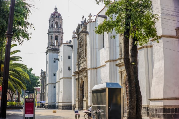 Image 2 de l'œuvre "#1.1 Regina Coeli parish. Aus: DUALITY. MEXICO. BETWEEN LIFE & DEATH." par Thomas Haensgen sur art24