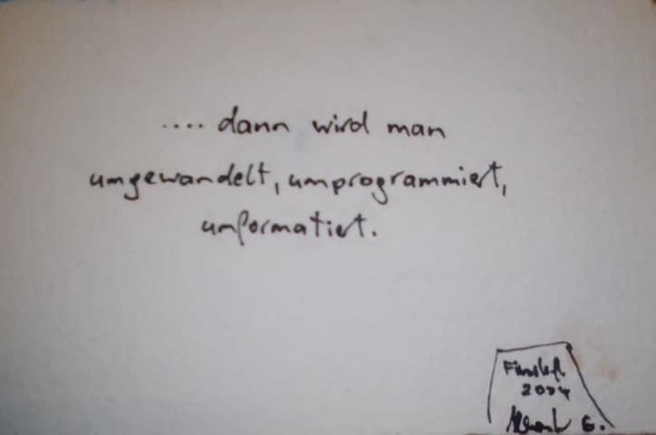 Image 4 de l'œuvre "Grusskarte  "... dann wird man umgewandelt, umprogrammiert, umformatiert!"" par Alexander E. sur art24