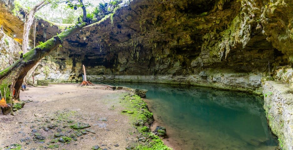 Image 4 de l'œuvre "#1.15 Cenote Hubiku II. Teil 15 der Serie: DUALITY. MEXICO. BETWEEN LIFE & DEATH." par Thomas Haensgen sur art24